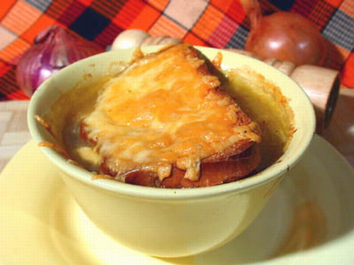 Французский луковый суп с гренкой.